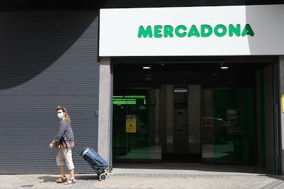 Entrada de uno de los 1.632 supermercados que Mercadona tiene en España, en julio de 2021, en Madrid.