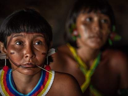 Dos mujeres de las comunidades Yanomami y Ye'kuana, durante un encuentro de líderes indígenas en noviembre de 2019.