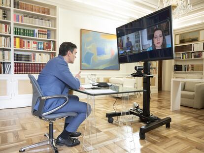 El presidente del Gobierno, Pedro Sánchez, durante una videoconferencia con la líder de Ciudadanos, Inés Arrimadas.