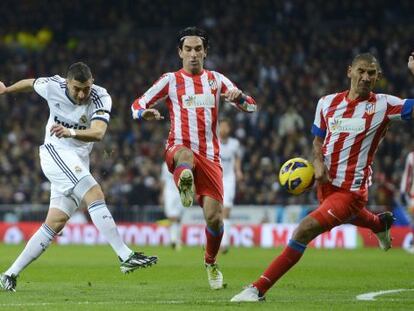 El chut de Benzema da en la mano del Cata.