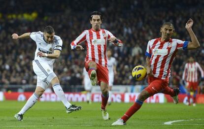 El chut de Benzema da en la mano del Cata.