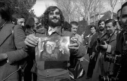 El fotógrafo Joaquín Amestoy en La Moncloa, sujeta la foto de Javier Rupérez, tras ser liberado por la organización terrorista ETA, que lo mantuvo cautivo durante 31 días, en 1979.