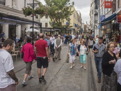 Turistas paseando por Main Street, la arteria principal de Gibraltar.