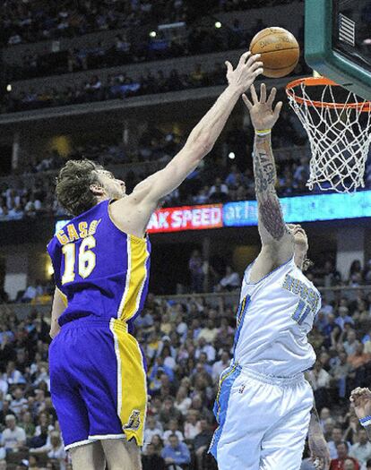 Pau Gasol lucha por un balón con el jugador de Denver Chris Andersen