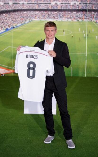 Kroos posa con la camiseta del Madrid durante su presentación.