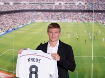 Kroos posa con la camiseta del Madrid durante su presentación.