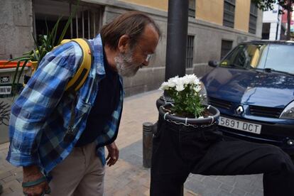 Juan Pérez frente a una maceta hecha con un pantalon en la calle Pez.