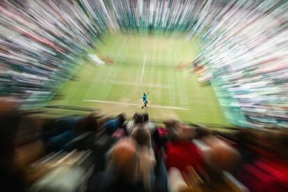 Roger Federer devuelve la pelota al frances Benoit Paire durante un partido del torneo Gerry Weber Open en el Gerry Weber Stadium.