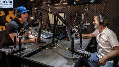 Amílcar Peñuñuri y Alejandro Cabral, de la estación de radio 'Política y Rock and Roll' en Hermosillo, Sonora.
La estación de radio comunitaria 'Política y Rock and Roll' se transmite por el 106.7 FM en la ciudad de Hermosillo Sonora. Se trata de la primera radio comunitaria en obtener la concesión después de la reforma del año 2013.
6 de julio de 2023, Hermosillo, Sonora.
