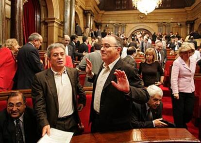 Los consejeros Joaquim Nadal, Joan Saura y Josep Bargalló, y el presidente Pasqual Maragall, de izquierda a derecha, ayer en una pausa del debate.