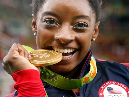 Simone Biles muerde su medalla de oro en los Juegos Olímpicos de Río, en 2016.