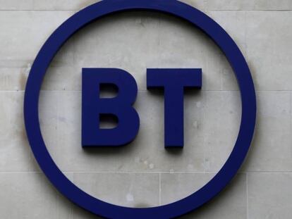 Logo de BT en su sede, en Londres.