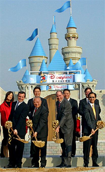 Directivos de Disney y autoridades de Hong Kong inician las obras.