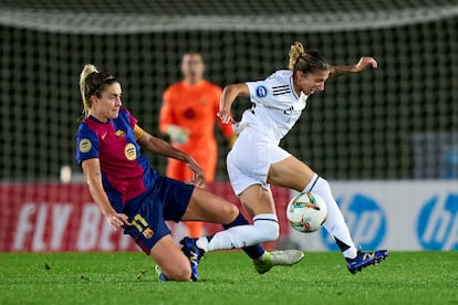 Alexia Putellas (izquierda) pelea por el baln con Sheila Garca en el clsico entre Real Madrid y Barcelona este sbado.