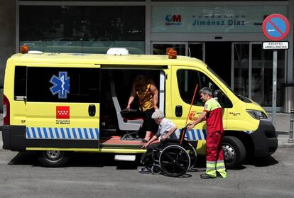 Traslado de pacientes a la entrada de la Fundación Jiménez Díaz, este miércoles. 