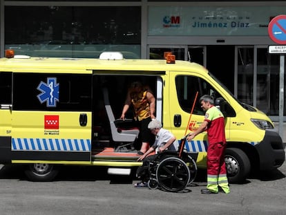 Traslado de pacientes a la entrada de la Fundación Jiménez Díaz, este miércoles. 