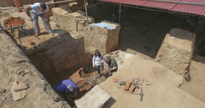 Project directors Sebastián Celestino and Esther Rodríguez (center) at the site.