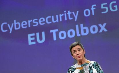 La vicepresidenta de la Comisión Europea y comisaria de Competencia, Margrethe Vestager, explicando este miércoles el plan de seguridad del 5G en Bruselas.