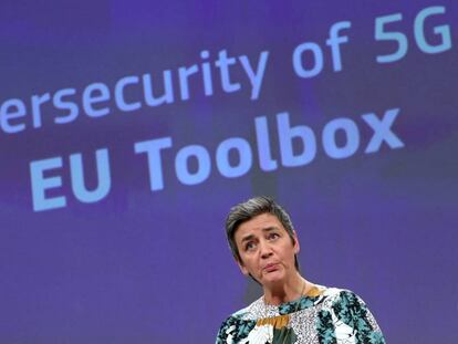 La vicepresidenta de la Comisión Europea y comisaria de Competencia, Margrethe Vestager, explicando este miércoles el plan de seguridad del 5G en Bruselas.