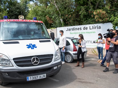 Una ambulancia traslada esta mañana a uno de los ancianos grabados tras caerse en la residencia Jardines de Llíria, en Valencia.