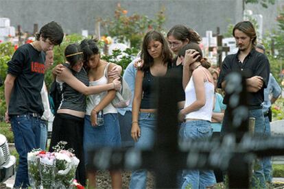 Familiares y amigos despiden en el cementerio a un adolescente fallecido en el incendio de la discoteca Cromañón.