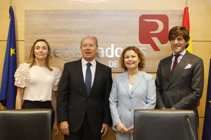 En la fotografía de la inauguración de la jornada, de izquierda a derecha, Sofía Puente, directora general de Seguridad Jurídica y Fe Pública; Juan Carlos Campo, ministro de Justicia; María Emilia Adán, decana del Colegio de Registradores; y Sebastián del Rey, director de Responsabilidad Social Corporativa del Colegio de Registradores.