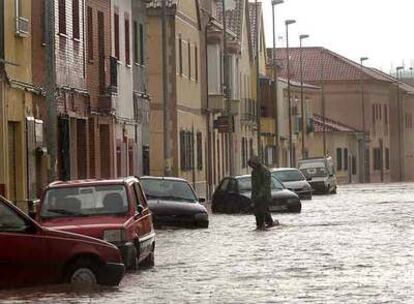 Aspecto de una de las calles de Alcázar de San Juan (Ciudad Real), convertida en un auténtico río tras las últimas tormentas.