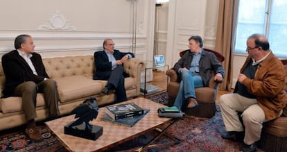 Santos, con el jefe negociador del Gobierno (a su izquierda).