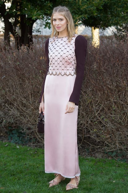 Elena Perminova con uno de los looks más románticos en el desfile de Dior.