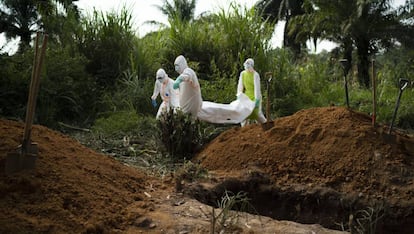 Entierro de un niño que ha muerto por ébola en el último brote en Congo.