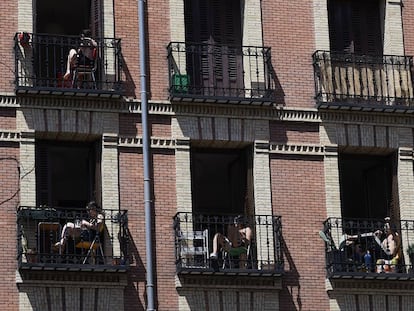 Madrileños disfrutando del sol el pasado abril, en pleno confinamiento. 
 