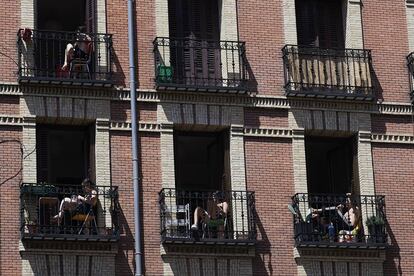 Madrileños disfrutando del sol el pasado abril, en pleno confinamiento. 
 