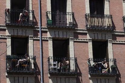 Madrileños disfrutando del sol el pasado abril, en pleno confinamiento. 
 