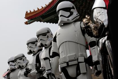 Un grupo de fans vestidos de soldados de asalto de la película 'La Guerra de las Galaxias' posa durante el Día de la Guerra de las Galaxias en Taipéi (Taiwán).