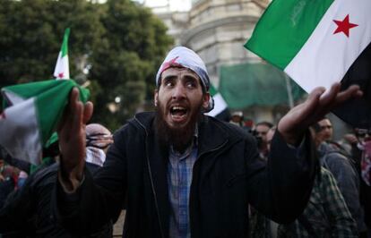 Manifestantes frente a la sede de la Liga en El Cairo.