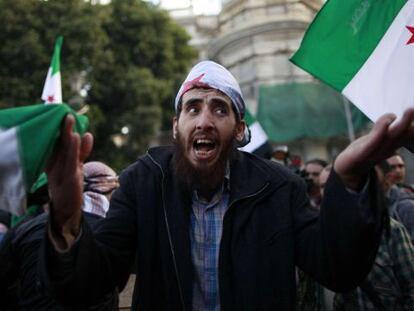 Manifestantes frente a la sede de la Liga en El Cairo.