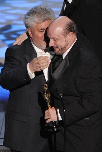 Almodóvar habla con Campanella tras entregarle el Oscar a la mejor película extranjera.