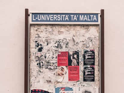 Msida, Malta. 14 de mayo de 2018. Carteles en un tablón de anuncios del campus principal de la Universidad de Malta.
