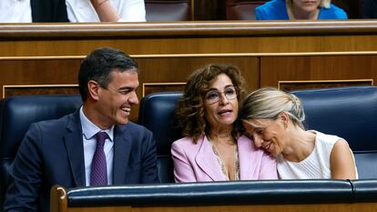 El presidente del Gobierno, Pedro Sánchez, la vicepresidenta primera, María Jesús Montero, y la vicepresidenta segunda y líder de Sumar, Yolanda Díaz, el pasado jueves en el Congreso.