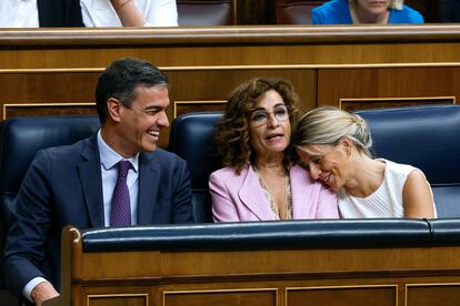 El presidente del Gobierno, Pedro Sánchez, la vicepresidenta primera, María Jesús Montero, y la vicepresidenta segunda y líder de Sumar, Yolanda Díaz, el pasado jueves en el Congreso.