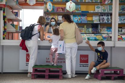 Una familia en una caseta de libros infantiles. Este año hay menos casetas que en la última edición, de 361 a 320. Además, el espacio se ha reducido de 1.400 metros a unos 500.