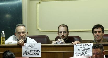 Los tres diputados de Podemos en huelga de hambre, ayer en el Congreso.