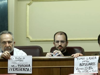 Los tres diputados de Podemos en huelga de hambre, ayer en el Congreso.