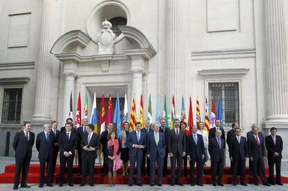 2 de octubre. Foto de familia de la V Conferencia de Presidentes de gobiernos autónomos, reunidos en el Senado, Madrid. En la imagen, en primera fila, Pedro Sanz (La Rioja), José Antonio Griñán (Andalucía), Alberto Núñez Feijóo (Galicia), Patxi López (País Vasco), Soraya Sáenz de Santamaría (vicepresidenta del Gobierno), Mariano Rajoy (presidente del Gobierno), el rey Juan Carlos, el príncipe Felipe, Pío García Escudero (presidente del Senado), Cristóbal Montoro (ministro de Hacienda), Artur Mas (Cataluña), Ignacio Diego Palacios (Cantabria) y Javier Fernández (Asturias). En segunda fila, de izquierda a derecha, Juan José Vivas (Ceuta), Ignacio González (Madrid), José Antonio Monago (Extremadura), Paulino Rivero (Canarias), Dolores de Cospedal(Castilla-La Mancha), Ramón Luis Valcárcel (Murcia), Alberto Fabra (Comunidad Valenciana), Yolanda Barcina (Navarra), Luisa Fernanda Rudi (Aragón), José Ramón Bauzá (Baleares), Juan Vicente Herrera (Castilla y León) y Juan José Imbroda (Melilla).