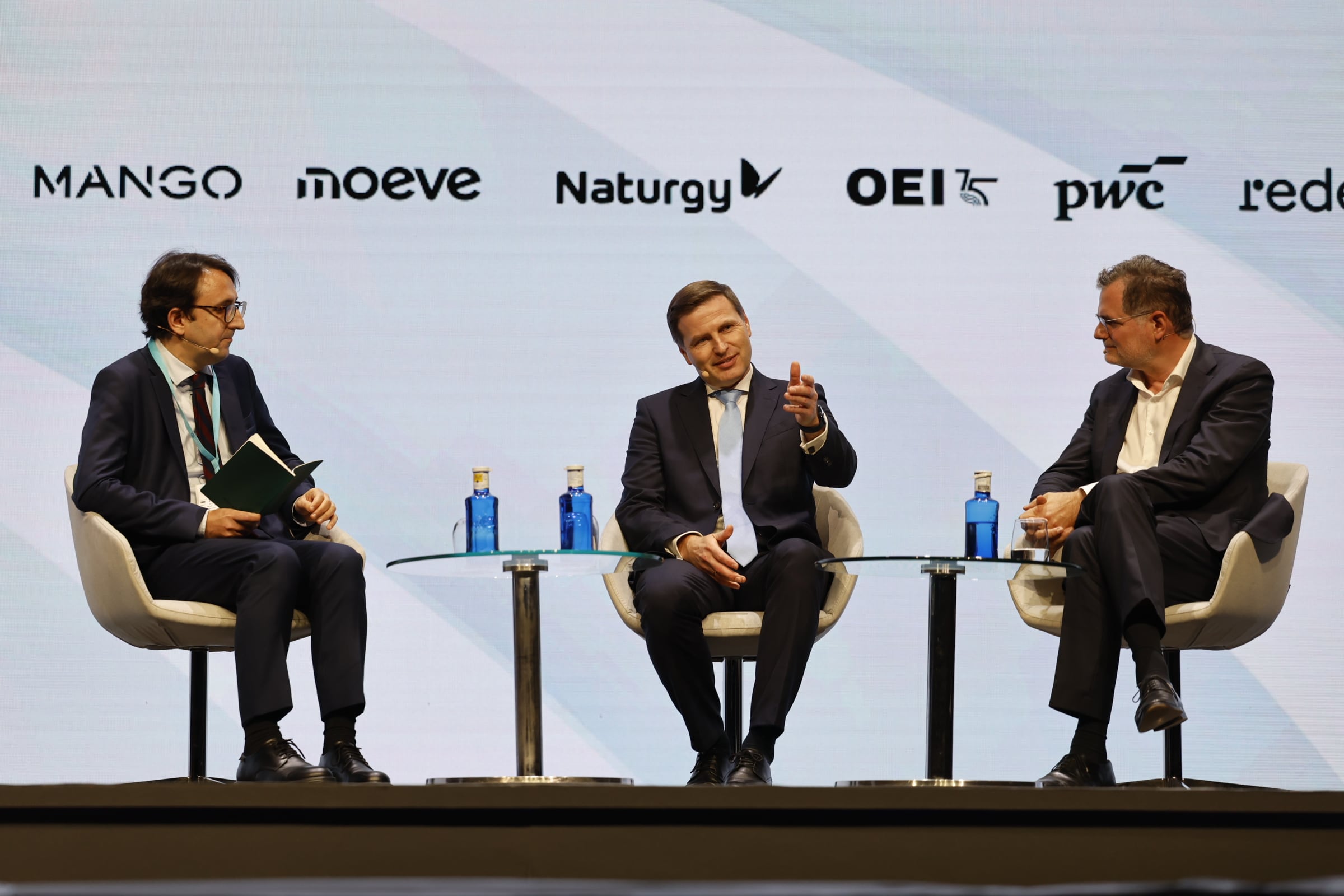 Coloquio entre Hanno Pevkur, ministro de Defensa estonio (en el centro), y Wolfgang Schmidt, exministro alemán de Asuntos Especiales (a la derecha), moderado por el periodista de EL PAÍS Marc Bassets, este lunes en Barcelona.