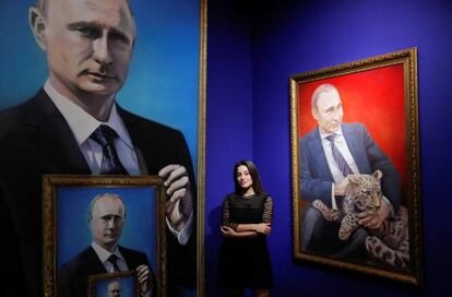 Yulia Dyuzheva es una estudiante de 22 años que supervisa la exposición "SUPERPUTIN". Apoya a Vladimir Putin porque para ella "está llevando al país por un camino muy racional basado en la justicia, apertura, recalcando valores y tradiciones y con una posición muy clara en el escenario mundial". Yulia posa en Moscú (Rusia), el 14 de enero de 2018 junto a cuadros de Putin.