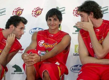 Ricky Rubio, en la presentación de la selección entre Rudy Fernández y Pau Gasol.