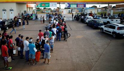 Posto em Luziania lotado nesta sexta.