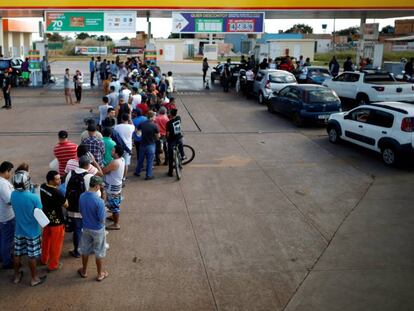 Posto em Luziania lotado nesta sexta.