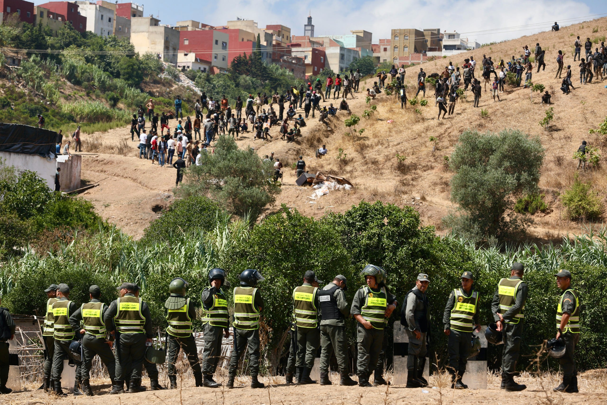 Última hora de la entrada de inmigrantes a Ceuta, en directo | Marruecos bloquea el paso a Ceuta de cientos de migrantes subsaharianos